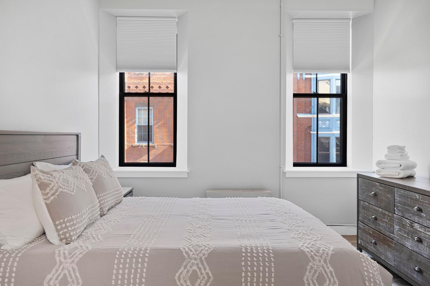 Appartement Chic Remodeled Modern Loft In Old Port à Portland Extérieur photo